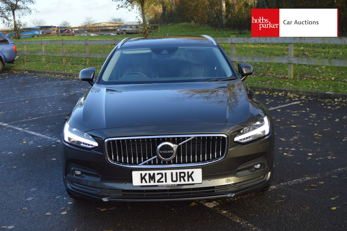 VOLVO V90 MOMENTUM B4 MHEV AUTO image 8