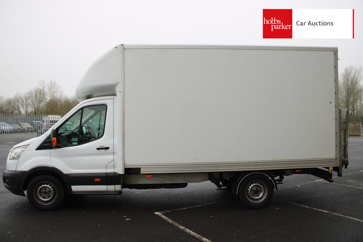 FORD TRANSIT 350 Luton image 6