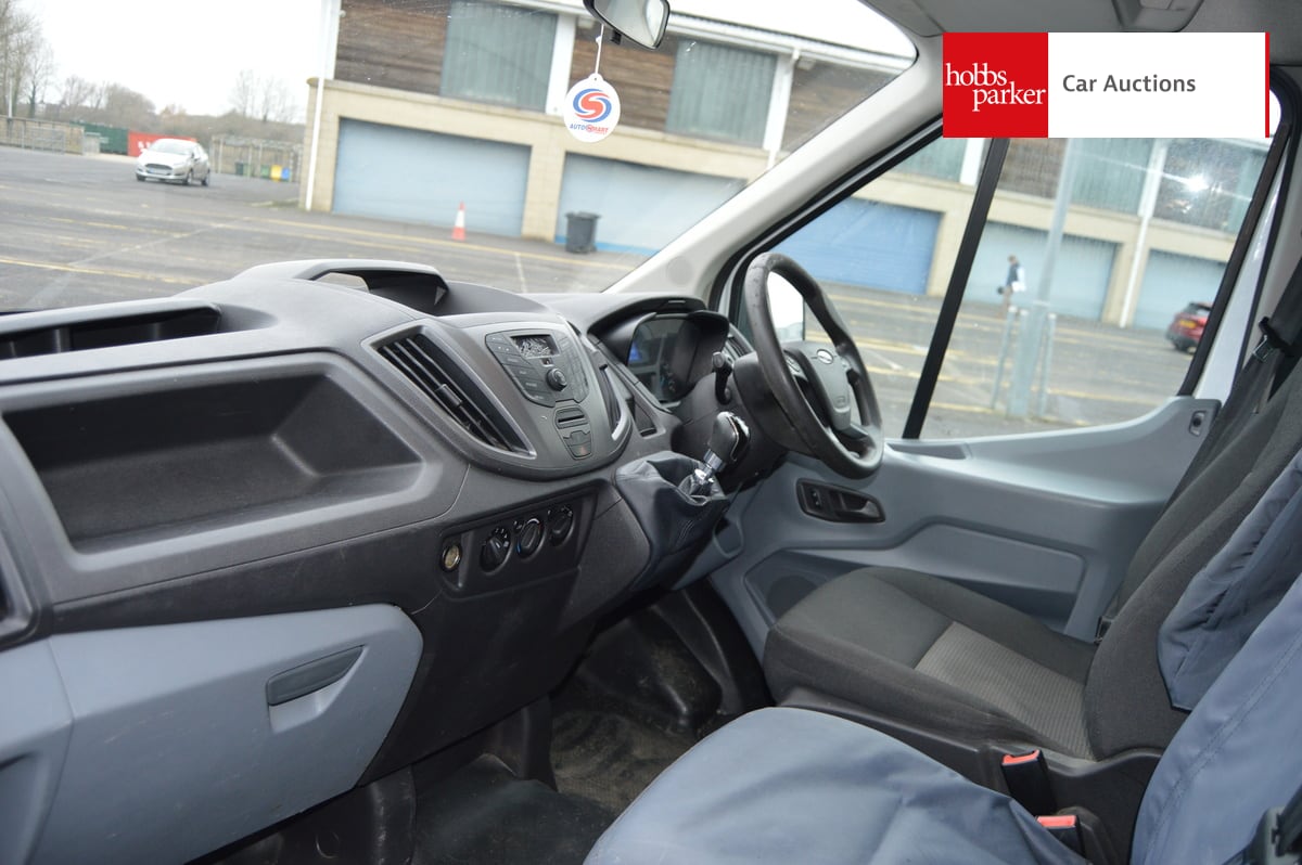 FORD TRANSIT 350 Luton image 9