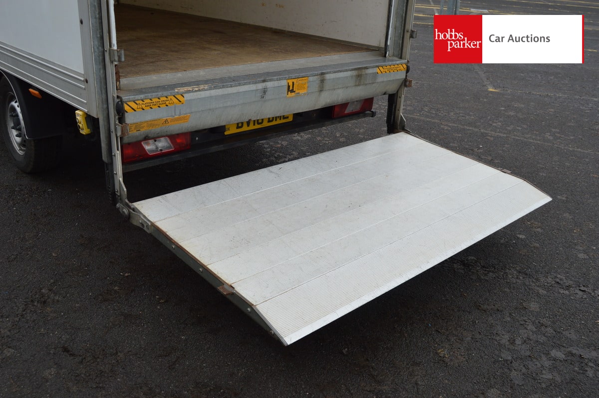 FORD TRANSIT 350 Luton image 10