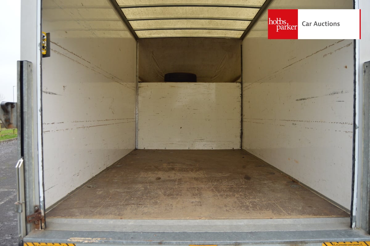 FORD TRANSIT 350 Luton image 11