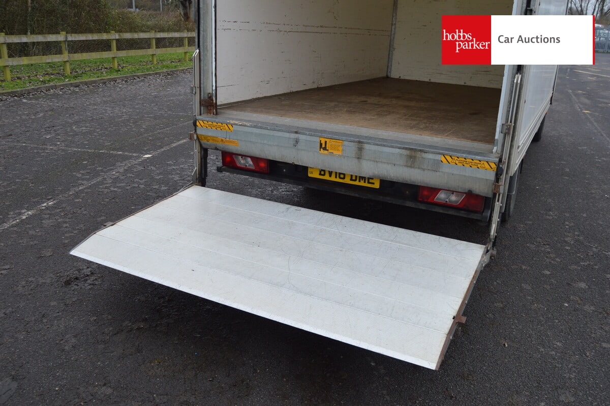 FORD TRANSIT 350 Luton image 13