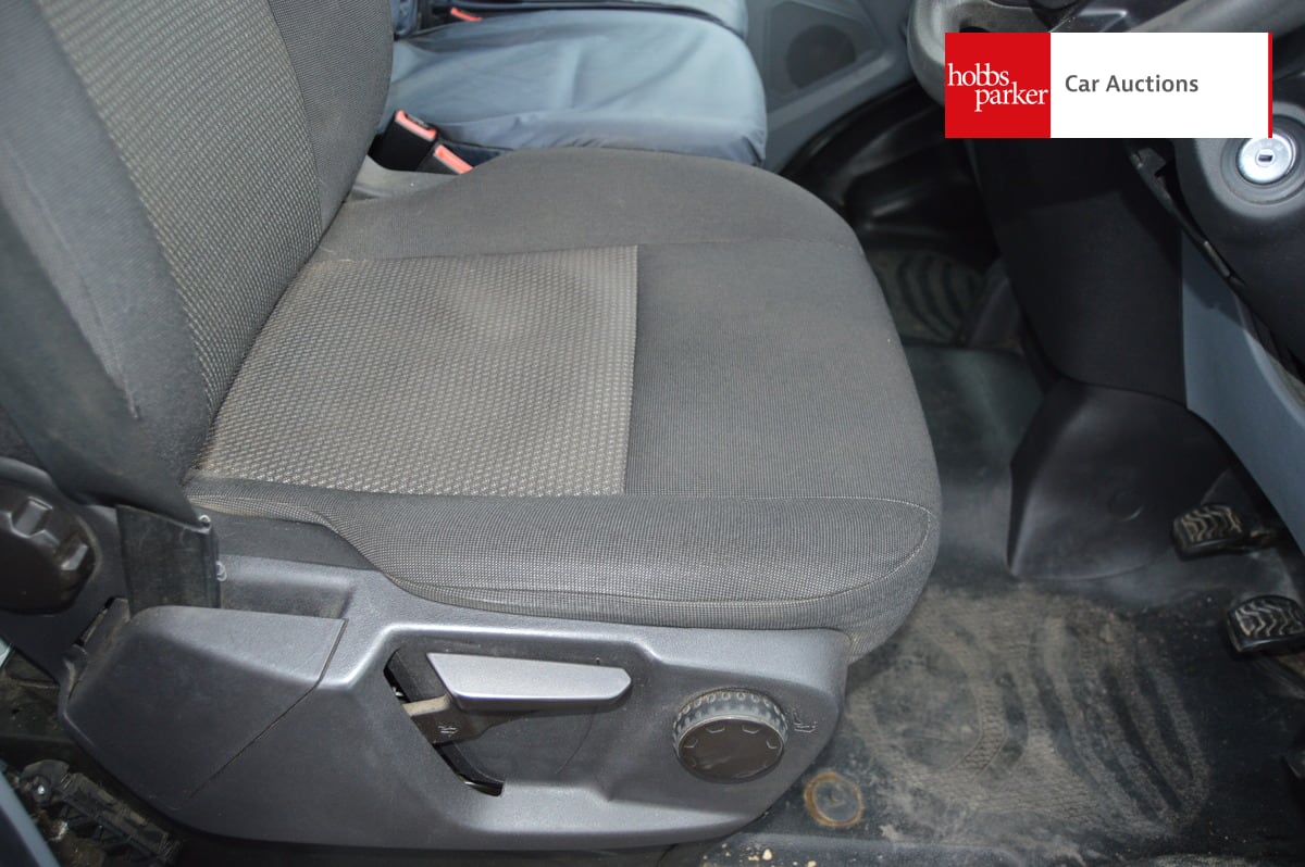 FORD TRANSIT 350 Luton image 17