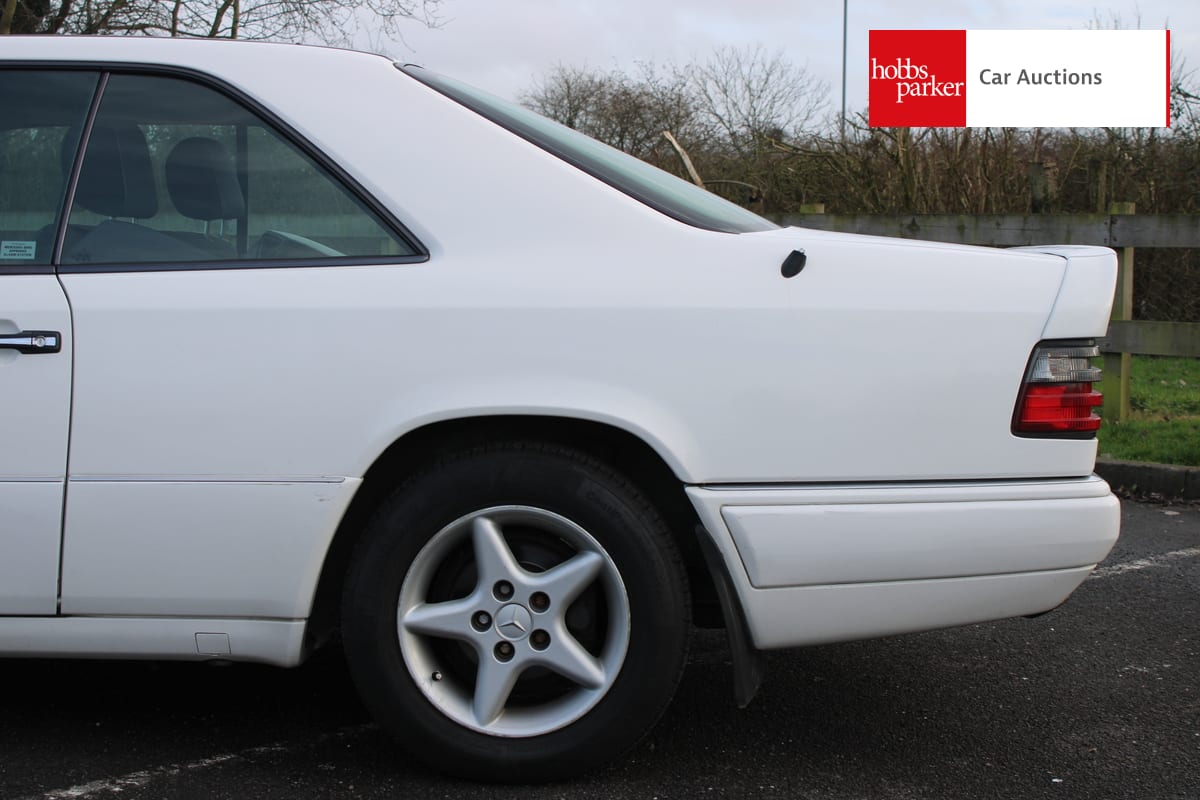 MERCEDES E220 COUPE AUTO image 10