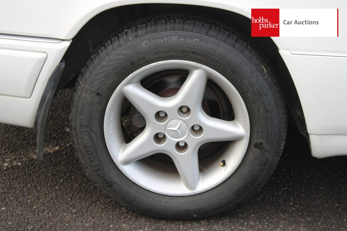 MERCEDES E220 COUPE AUTO image 12