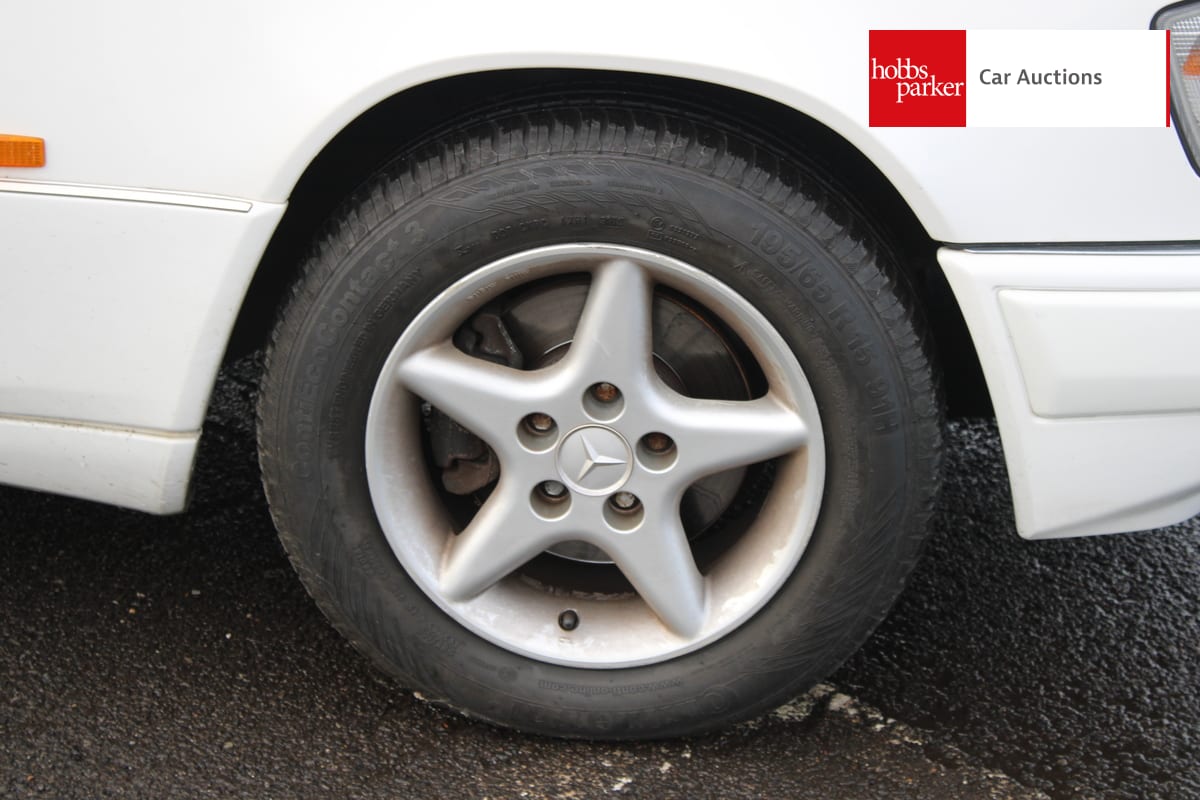 MERCEDES E220 COUPE AUTO image 13