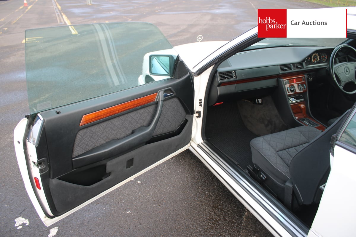 MERCEDES E220 COUPE AUTO image 17