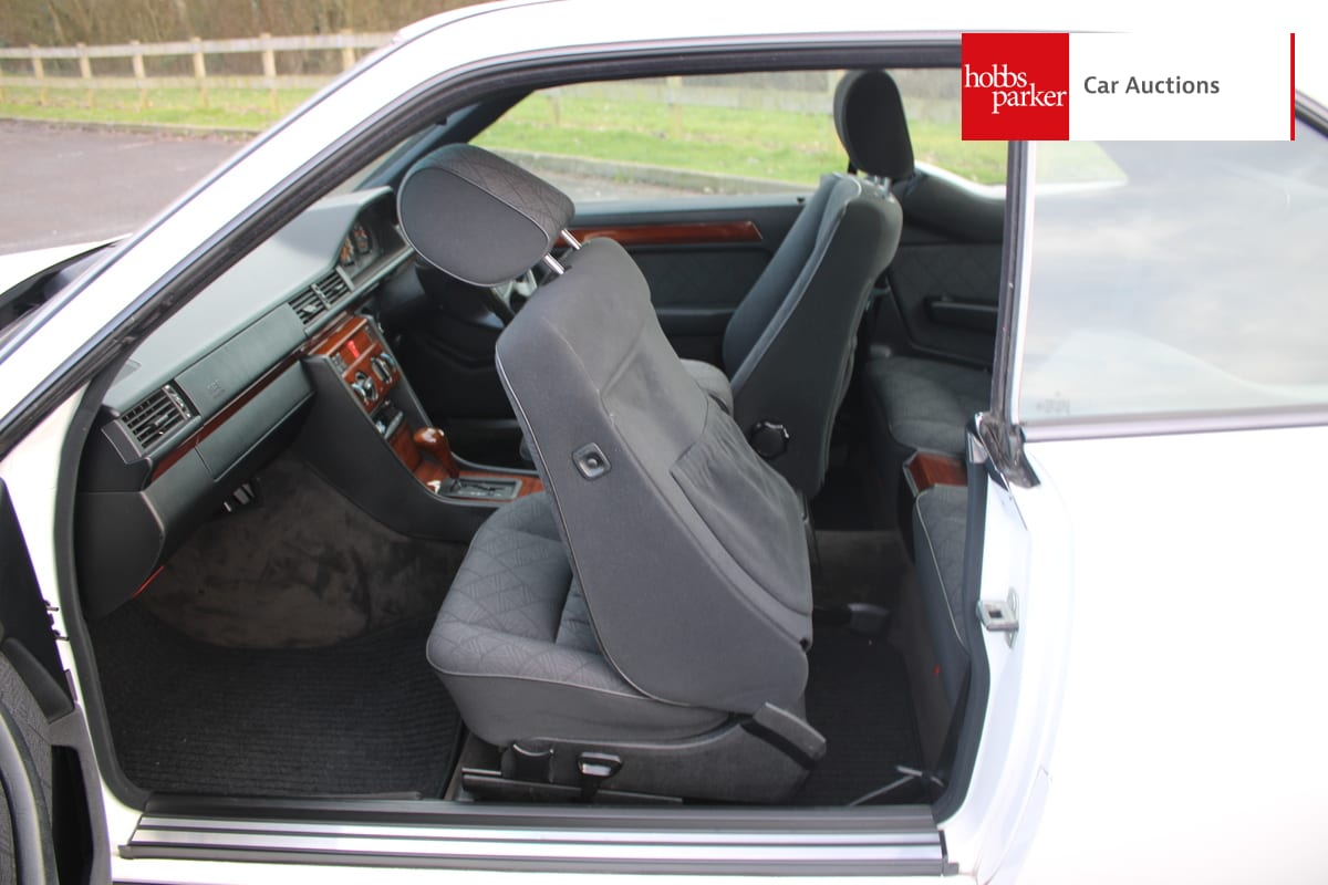 MERCEDES E220 COUPE AUTO image 18