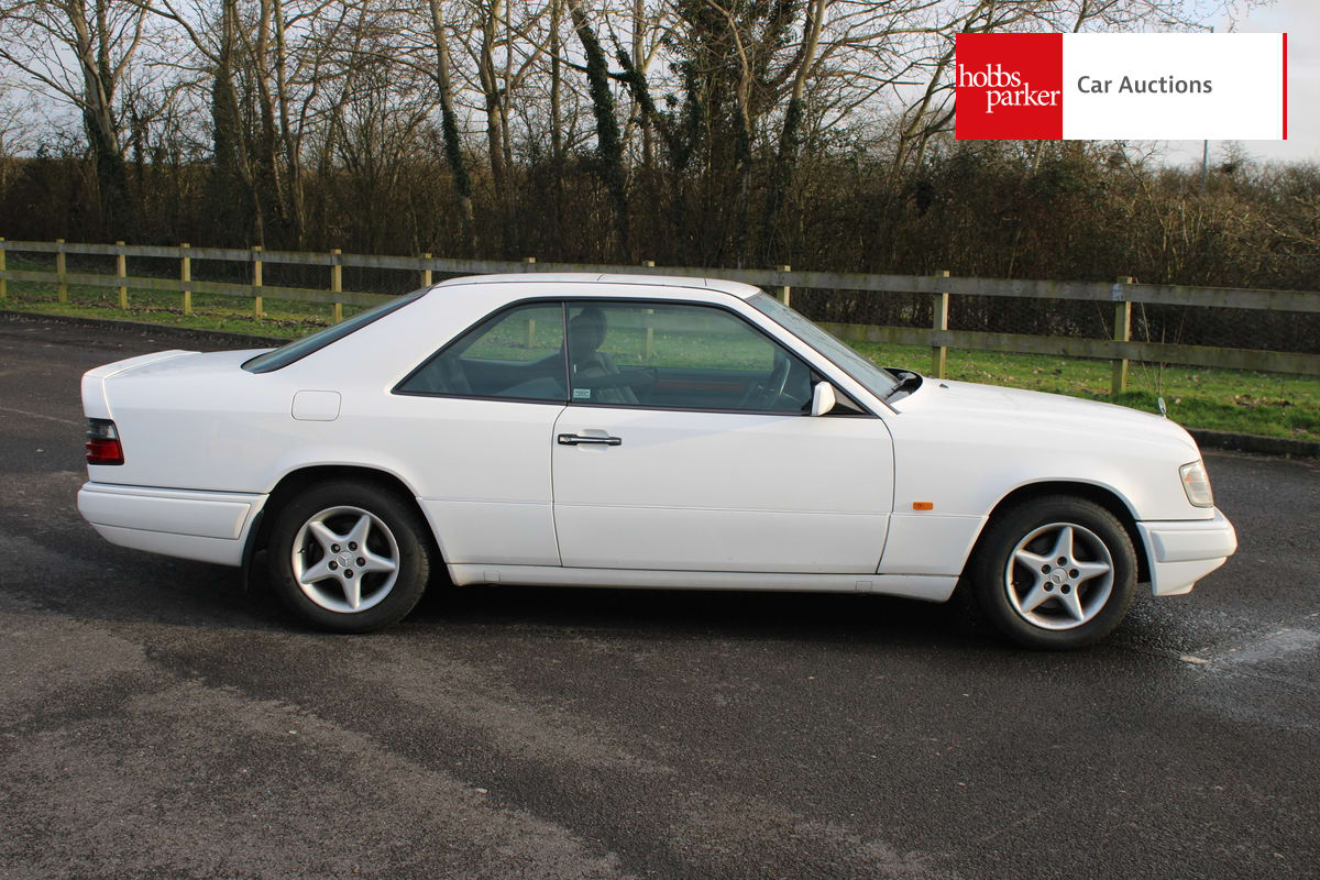 MERCEDES E220 COUPE AUTO image 2