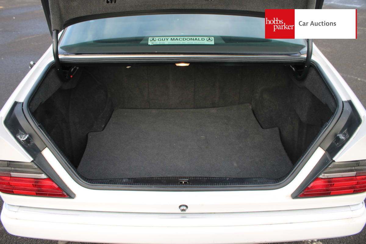 MERCEDES E220 COUPE AUTO image 22