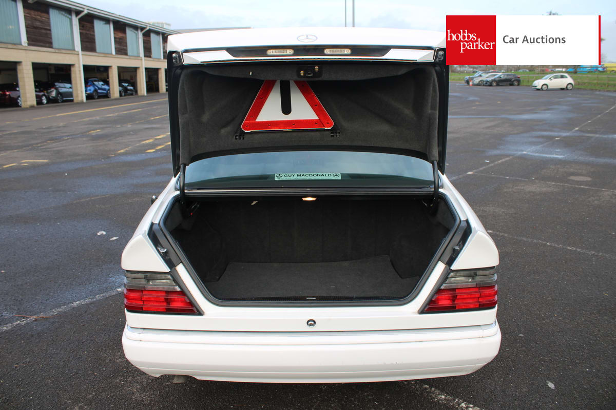 MERCEDES E220 COUPE AUTO image 23