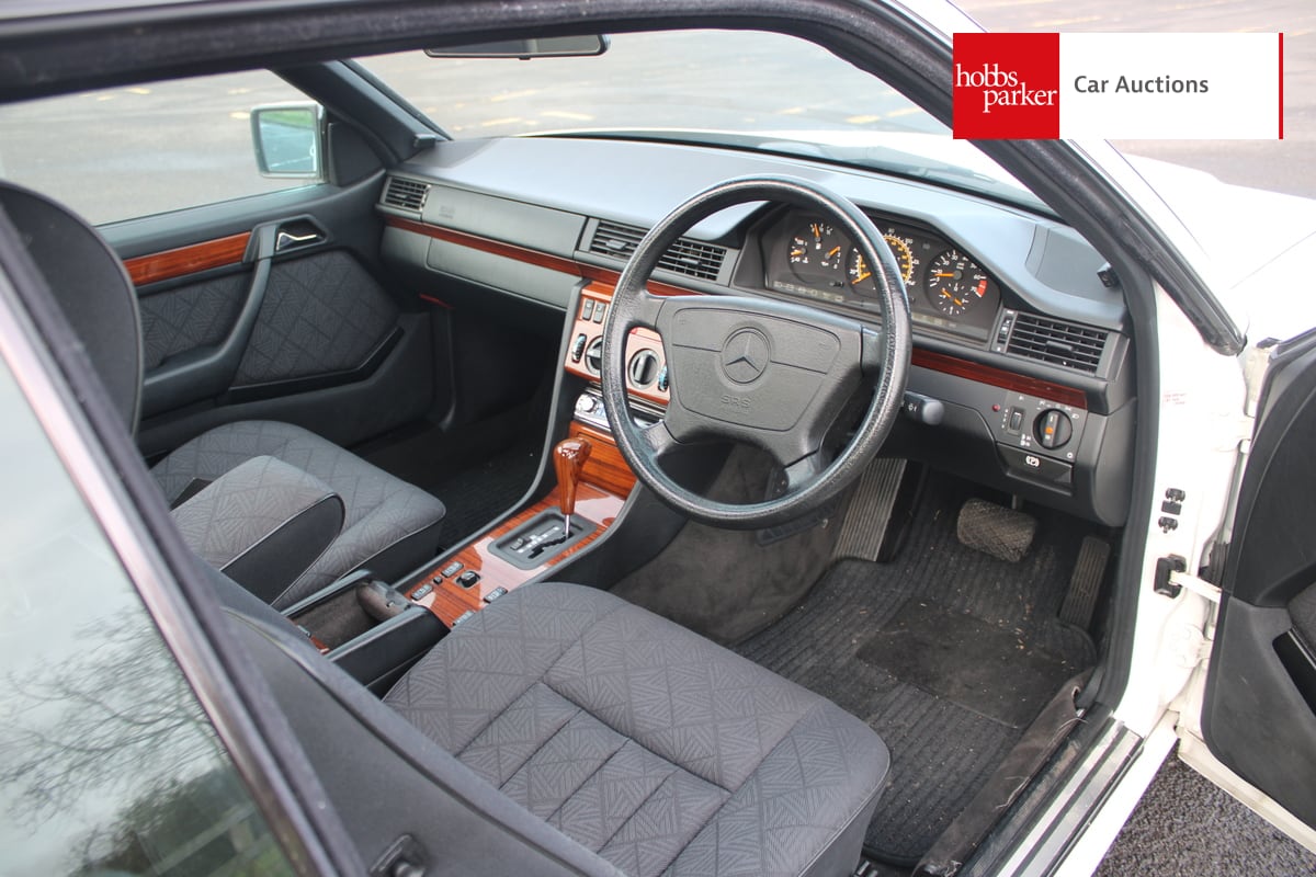 MERCEDES E220 COUPE AUTO image 25