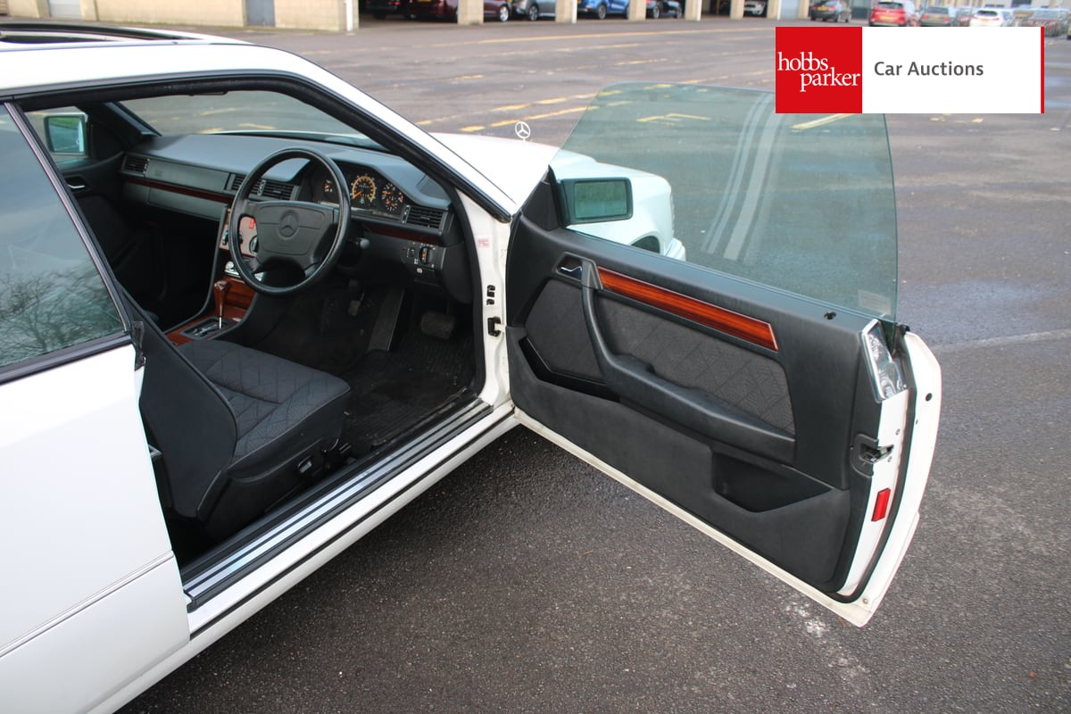 MERCEDES E220 COUPE AUTO image 26