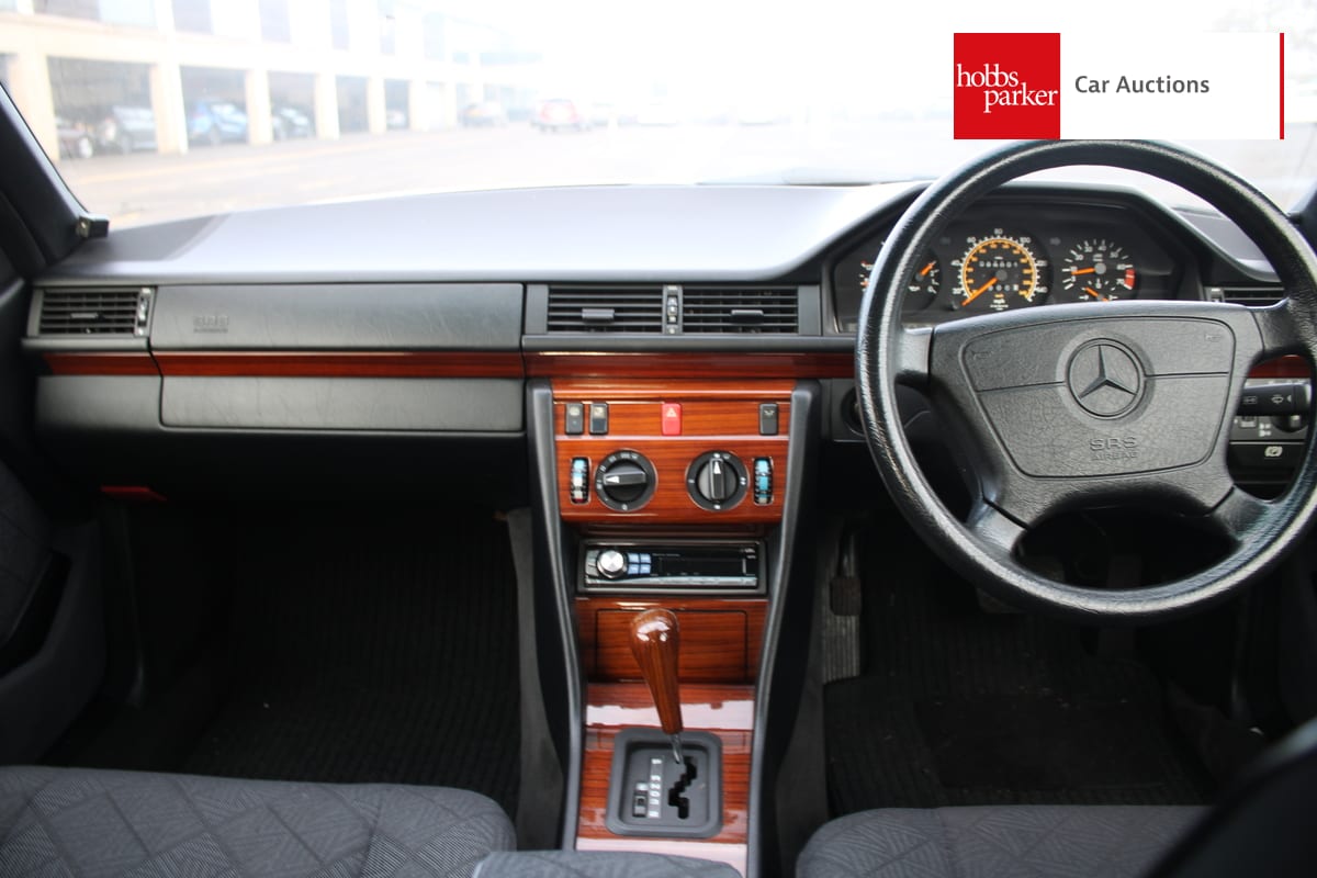 MERCEDES E220 COUPE AUTO image 29