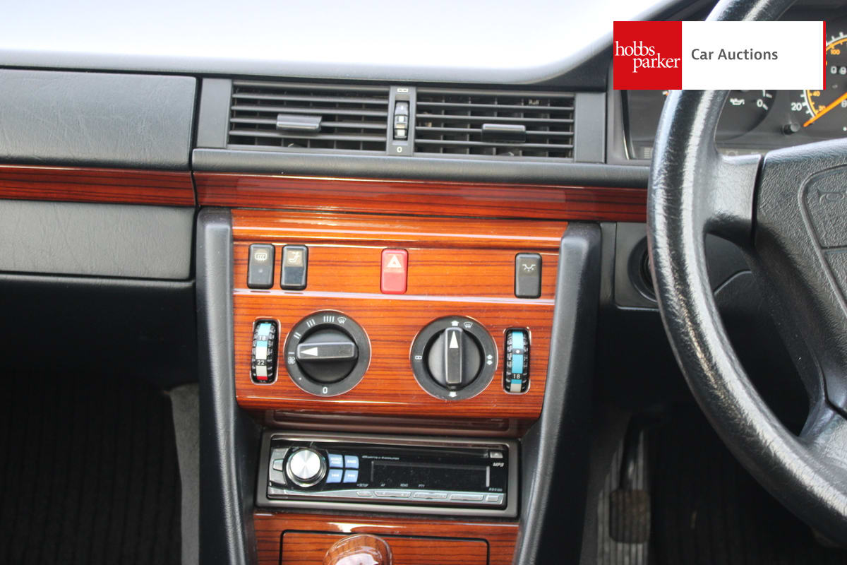 MERCEDES E220 COUPE AUTO image 31