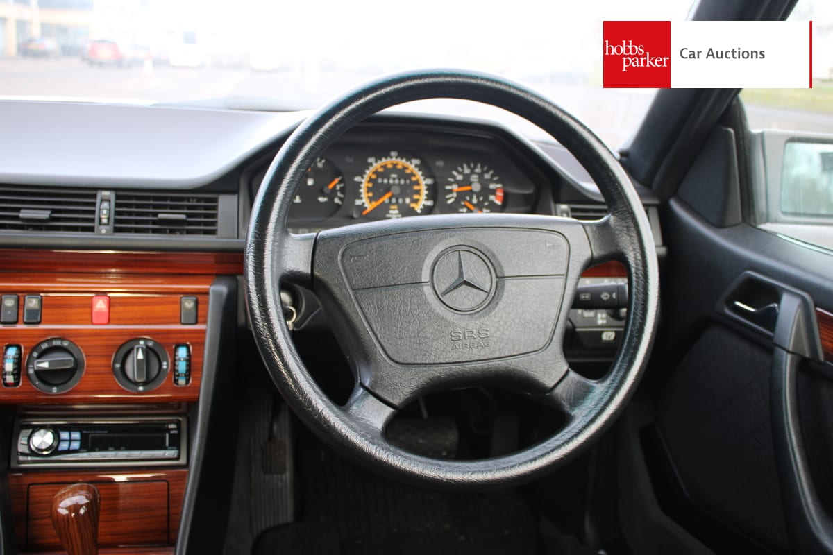 MERCEDES E220 COUPE AUTO image 32