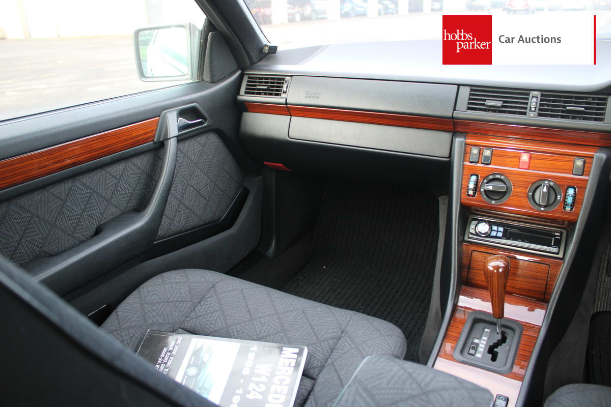 MERCEDES E220 COUPE AUTO image 33