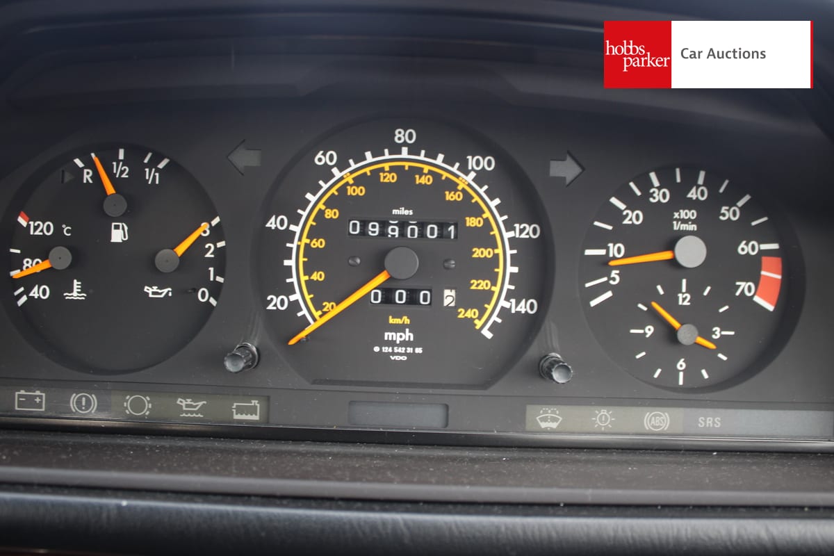 MERCEDES E220 COUPE AUTO image 34