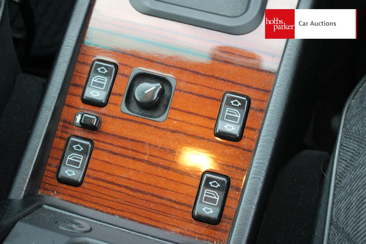 MERCEDES E220 COUPE AUTO image 35