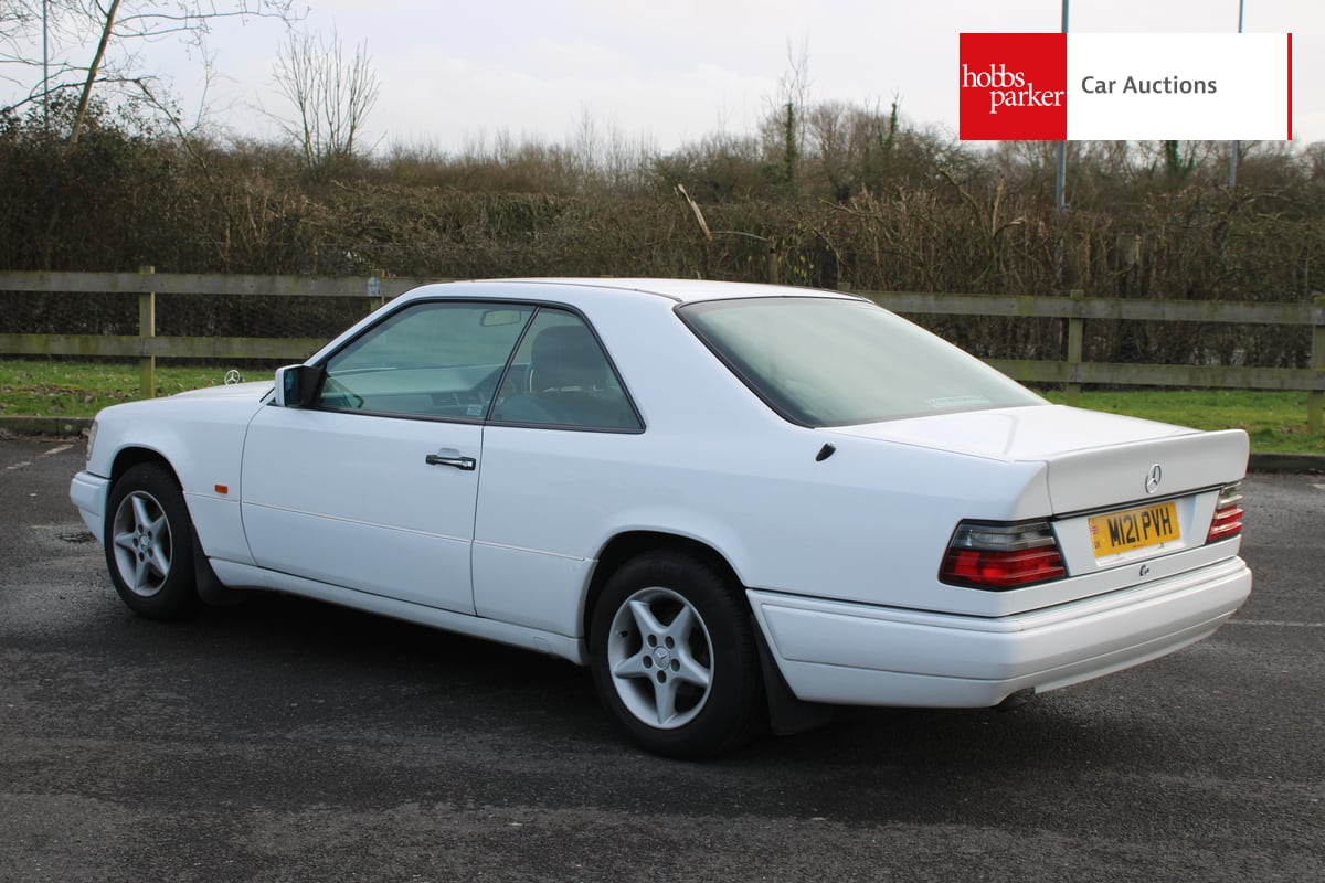 MERCEDES E220 COUPE AUTO image 5