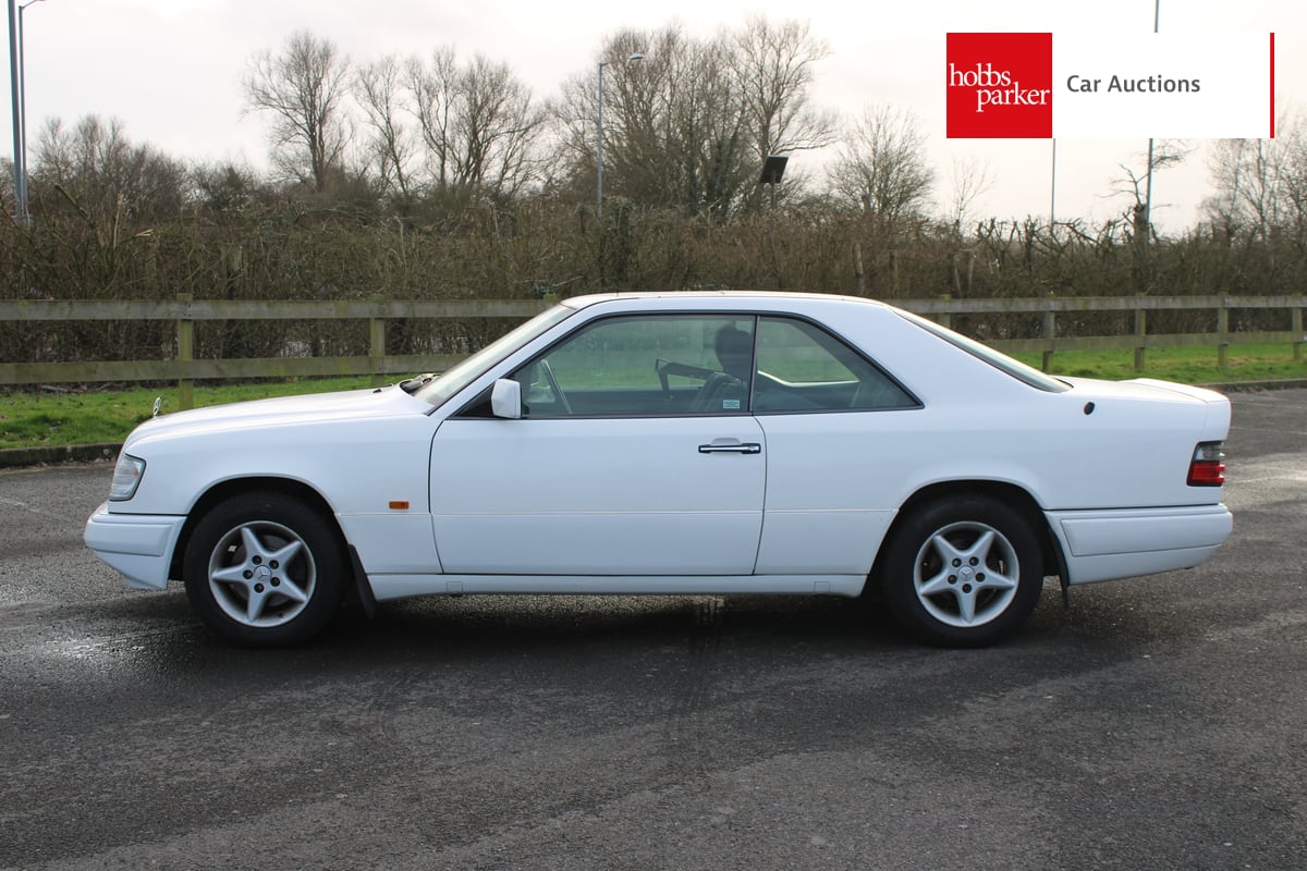 MERCEDES E220 COUPE AUTO image 6