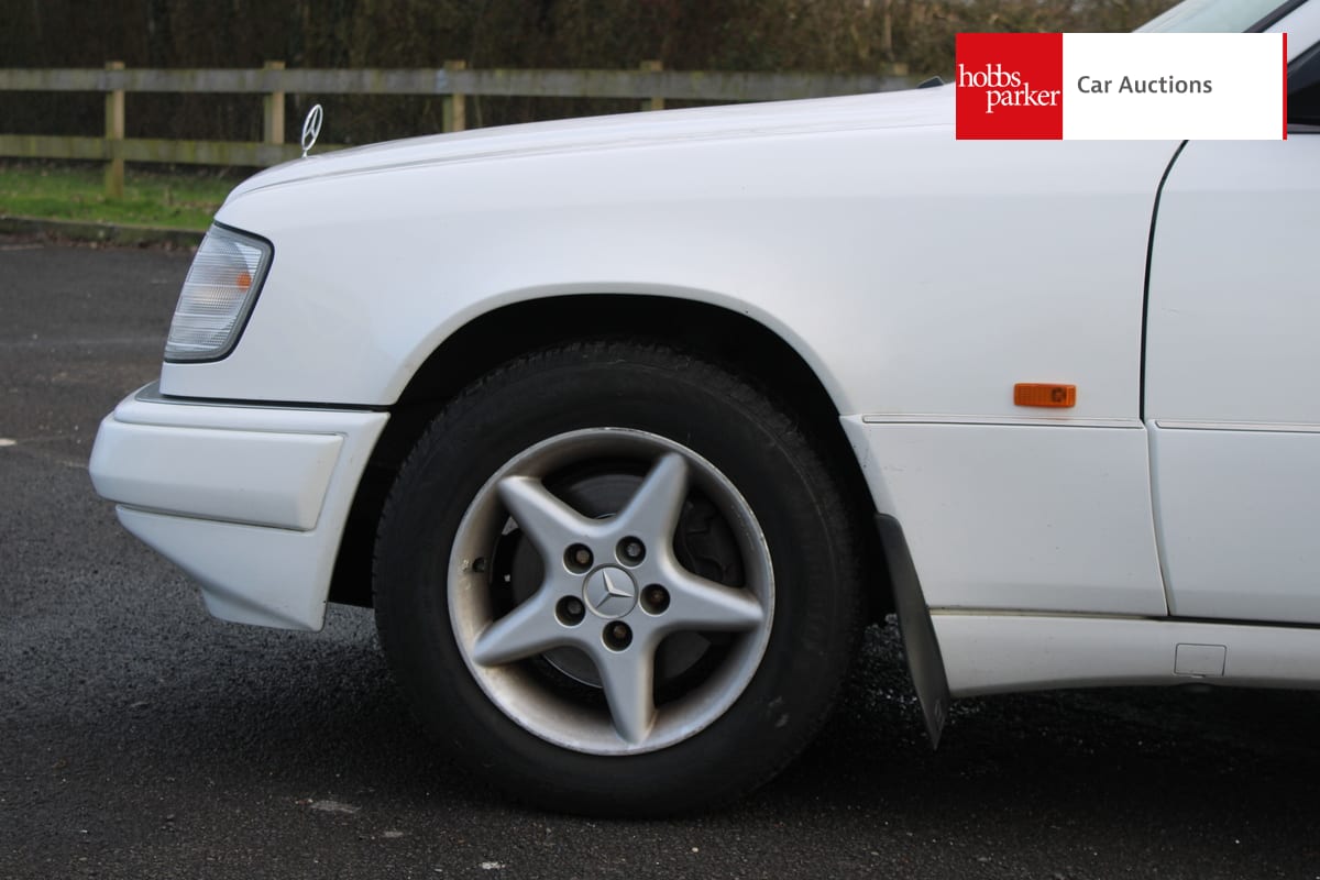 MERCEDES E220 COUPE AUTO image 9