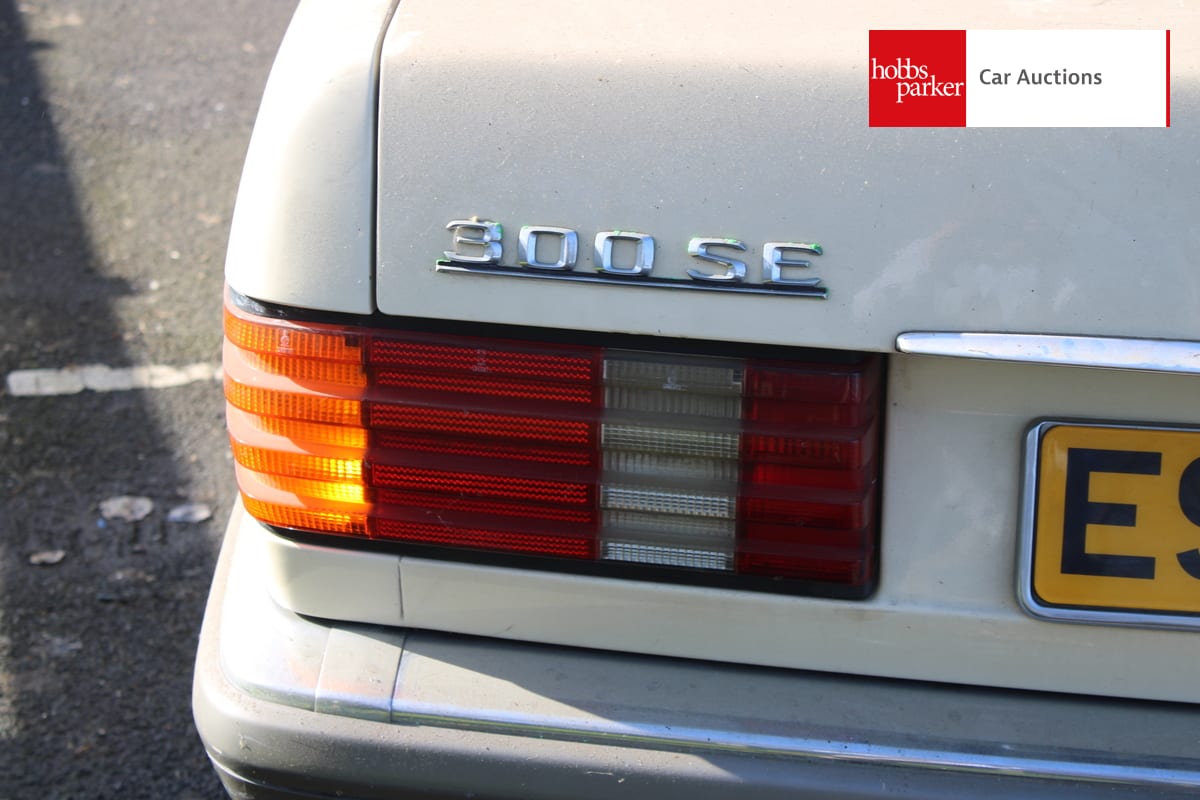 MERCEDES 300 SE AUTO image 10