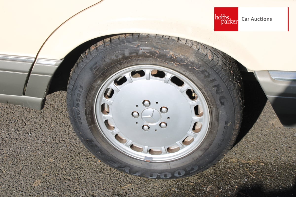 MERCEDES 300 SE AUTO image 11