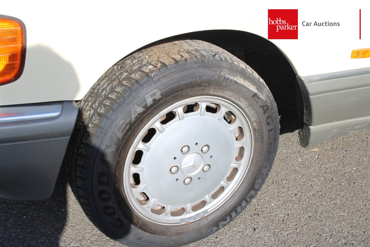 MERCEDES 300 SE AUTO image 12