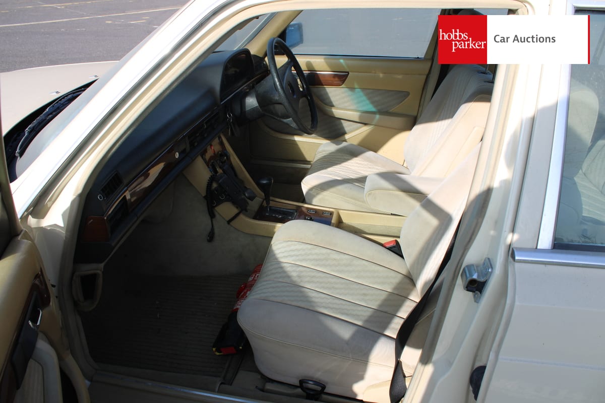 MERCEDES 300 SE AUTO image 13