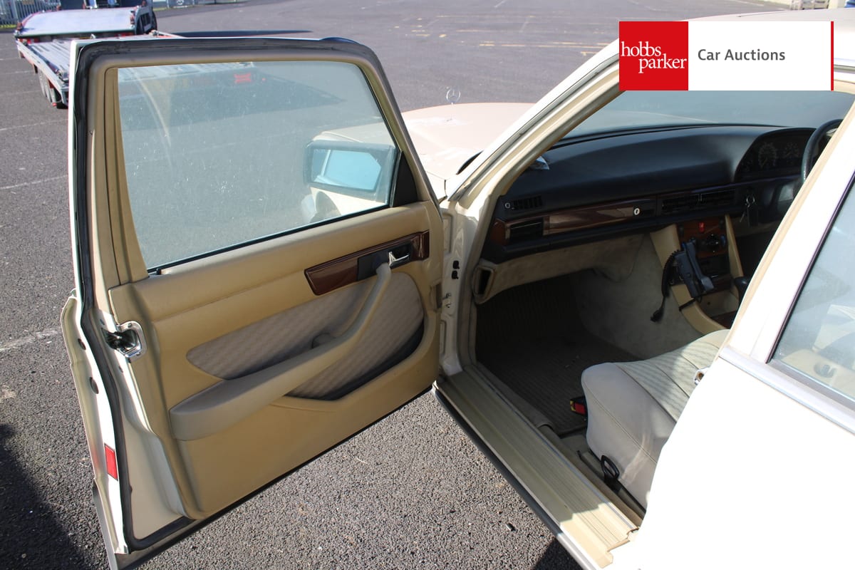 MERCEDES 300 SE AUTO image 14