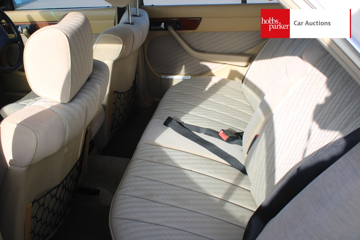 MERCEDES 300 SE AUTO image 16