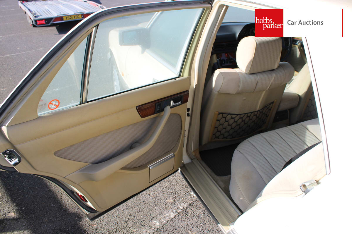 MERCEDES 300 SE AUTO image 17