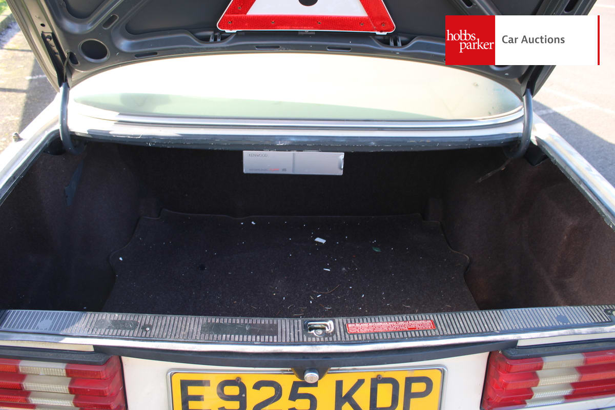 MERCEDES 300 SE AUTO image 18