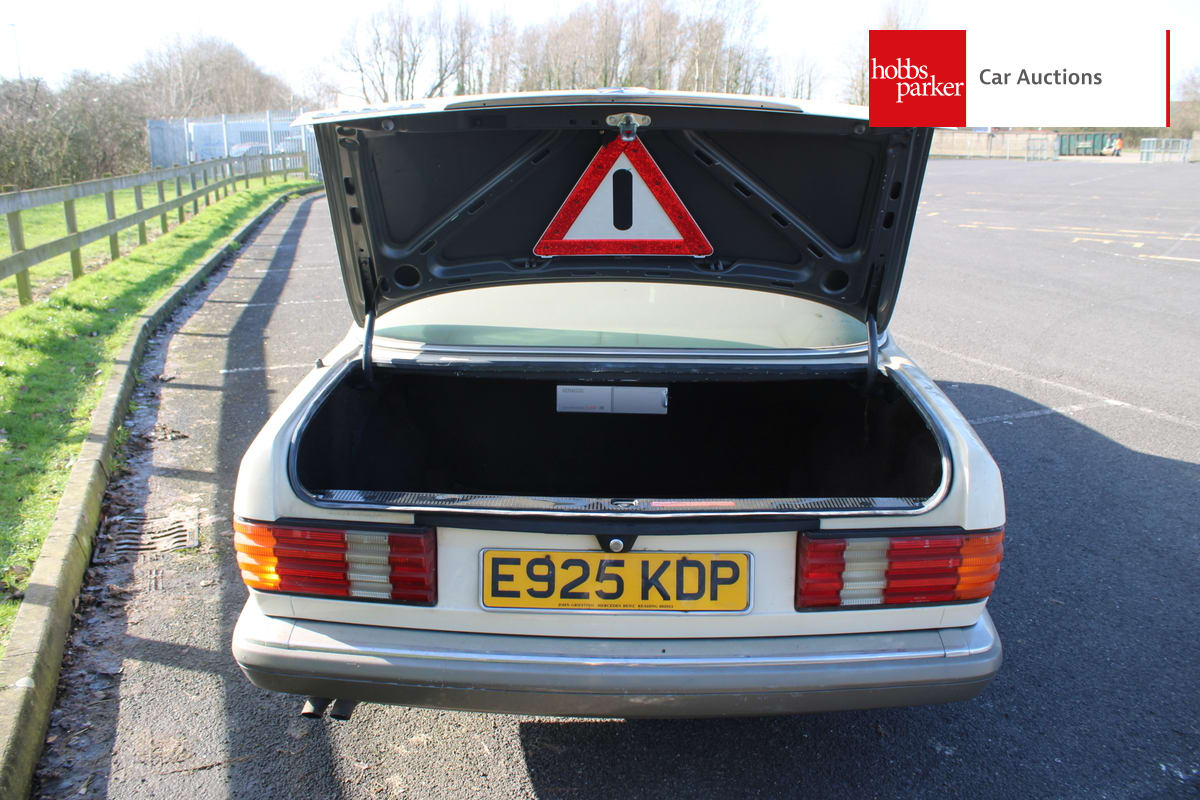 MERCEDES 300 SE AUTO image 19