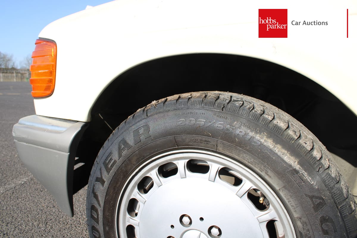 MERCEDES 300 SE AUTO image 26