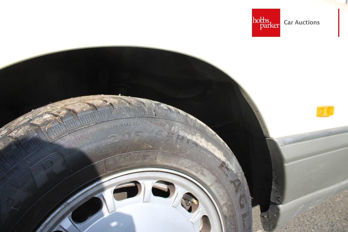 MERCEDES 300 SE AUTO image 27