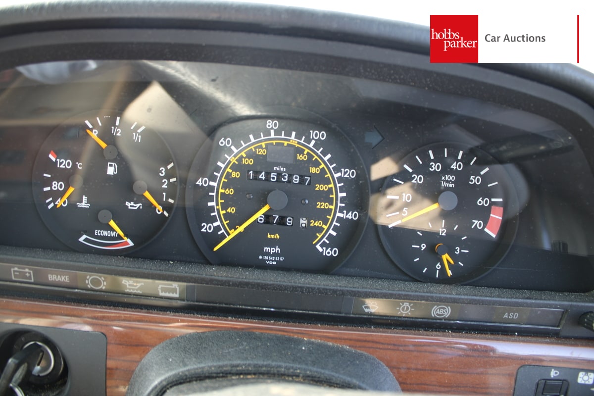 MERCEDES 300 SE AUTO image 31