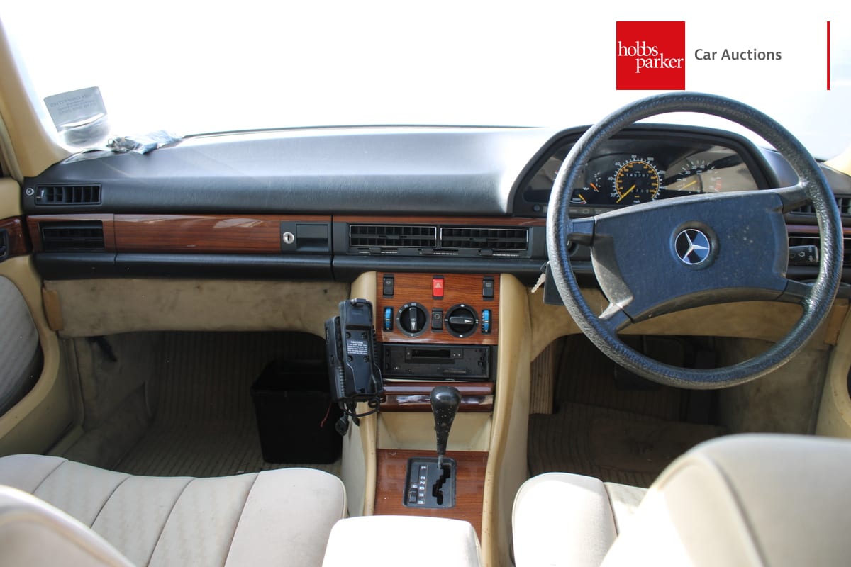 MERCEDES 300 SE AUTO image 33