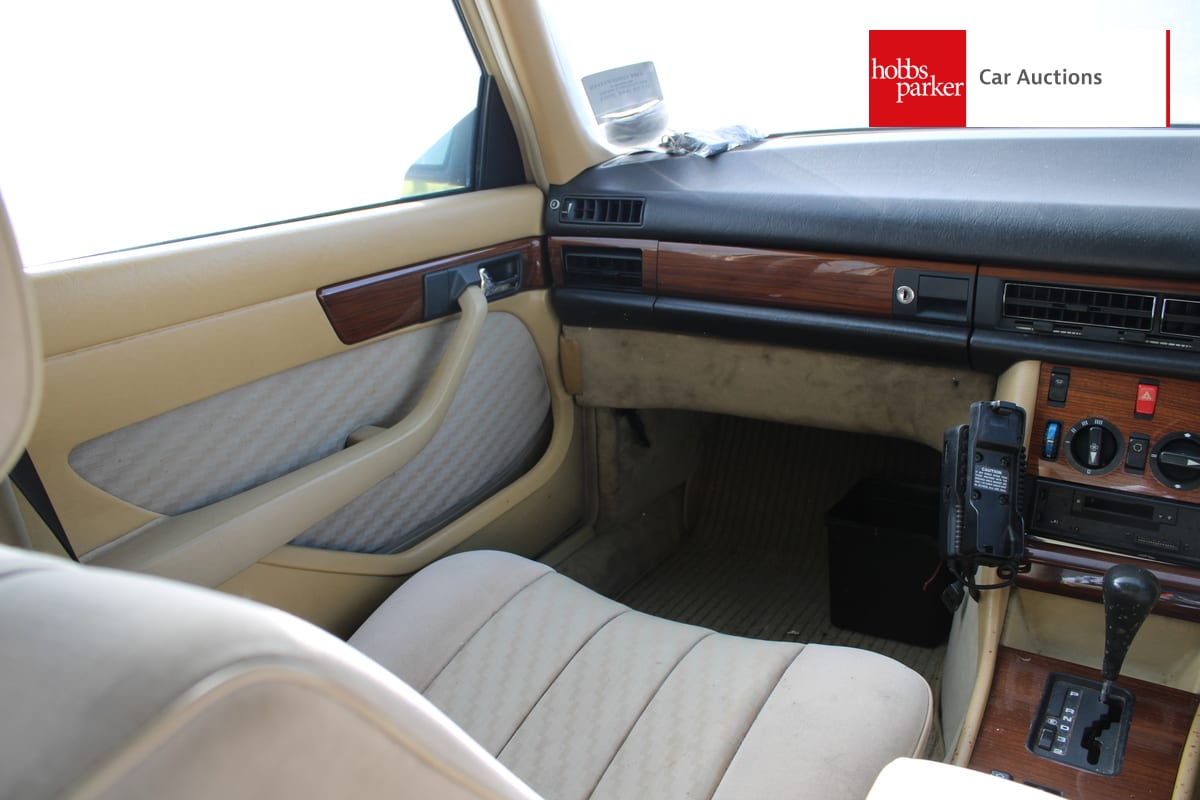 MERCEDES 300 SE AUTO image 36