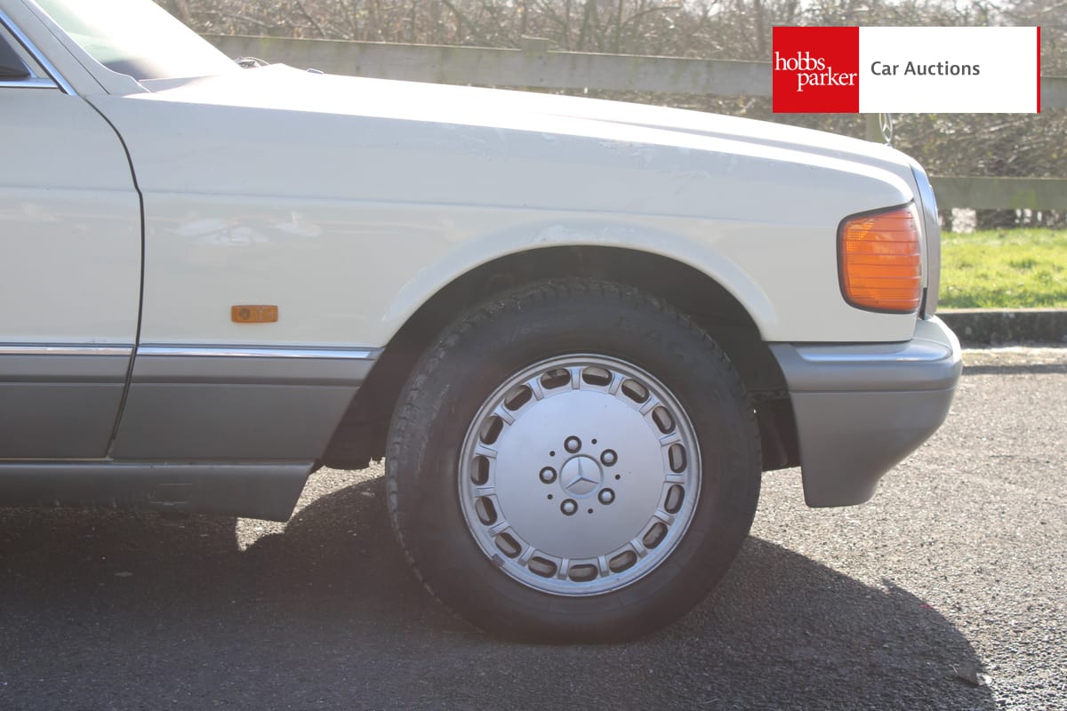 MERCEDES 300 SE AUTO image 8