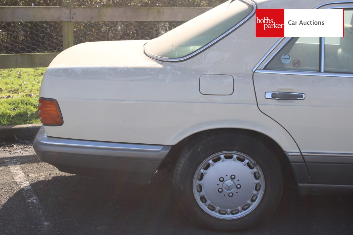 MERCEDES 300 SE AUTO image 9