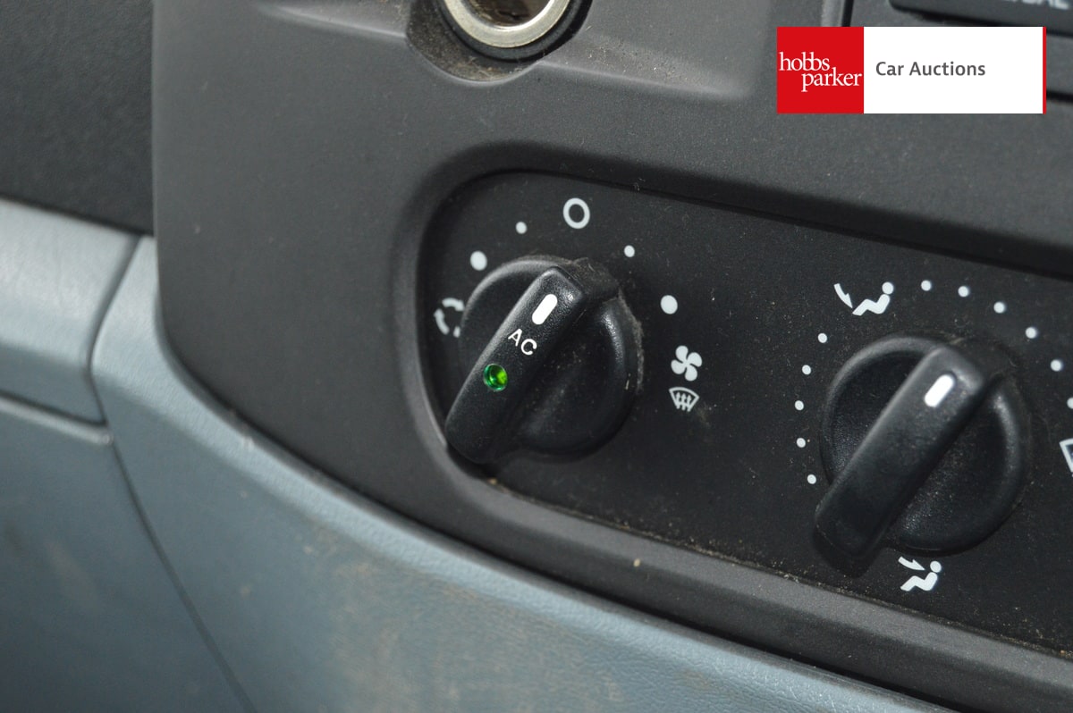 FORD TRANSIT 140 T300 FWD Minibus image 22