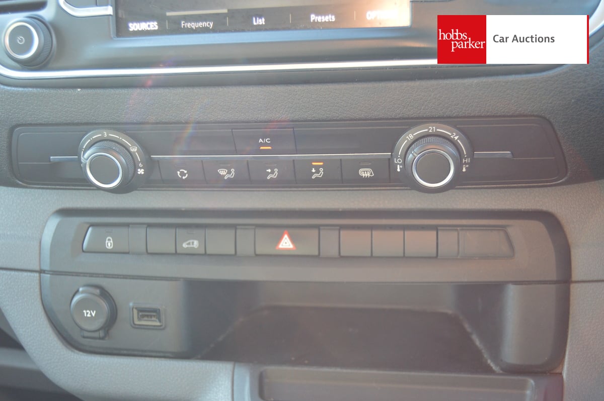 VAUXHALL VIVARO-E 3100 DYNAMIC image 19