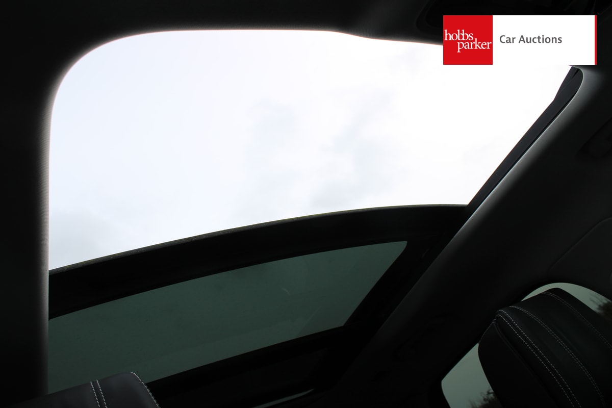 LAND ROVER RANGE ROVER VELAR SE D240 AUTO image 16