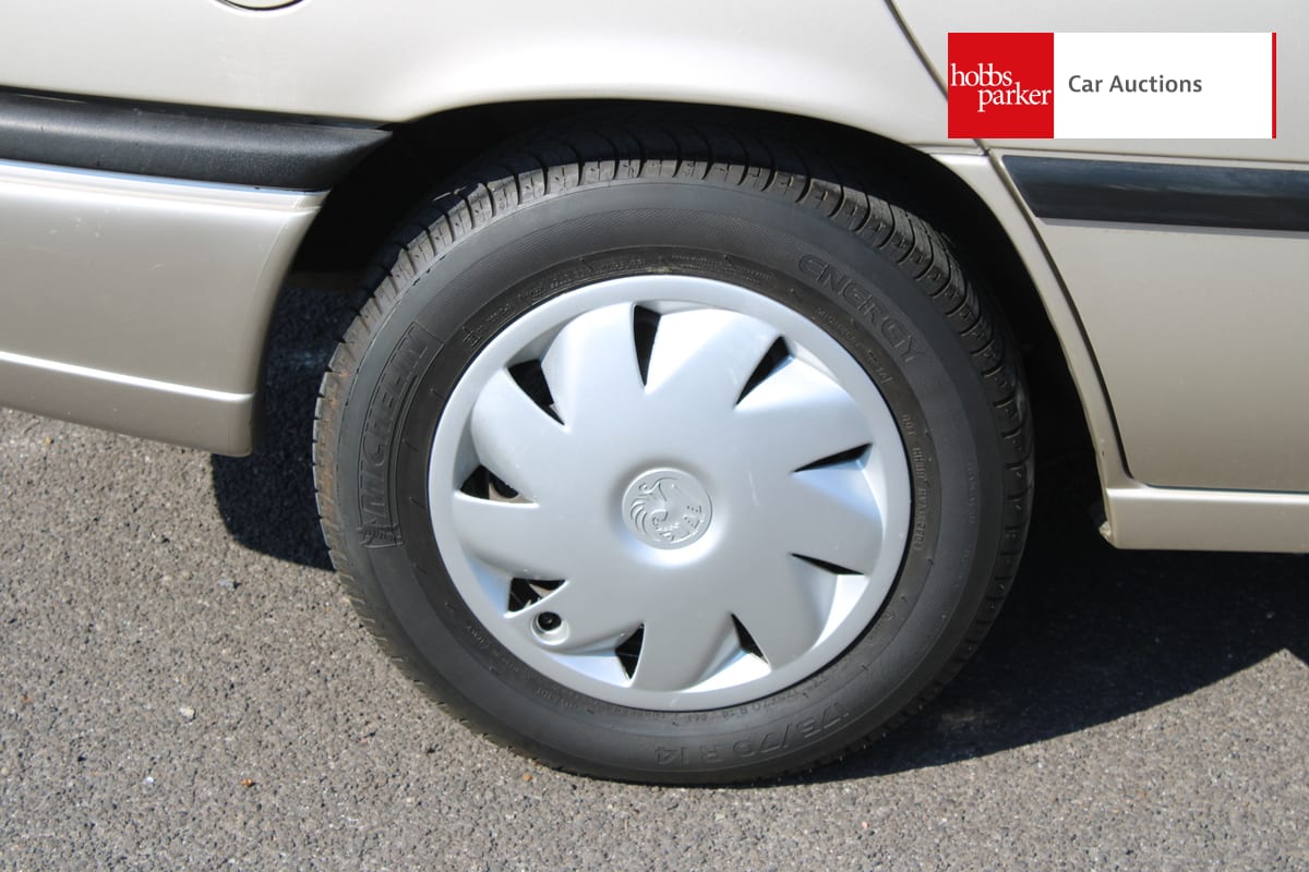 VAUXHALL CAVALIER LS image 12