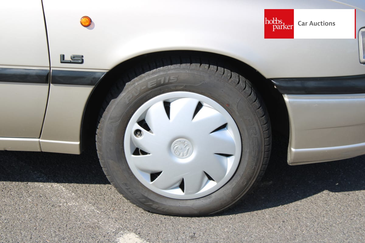 VAUXHALL CAVALIER LS image 13