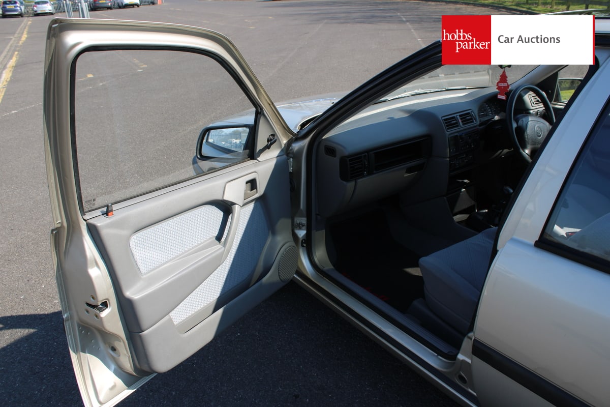 VAUXHALL CAVALIER LS image 29