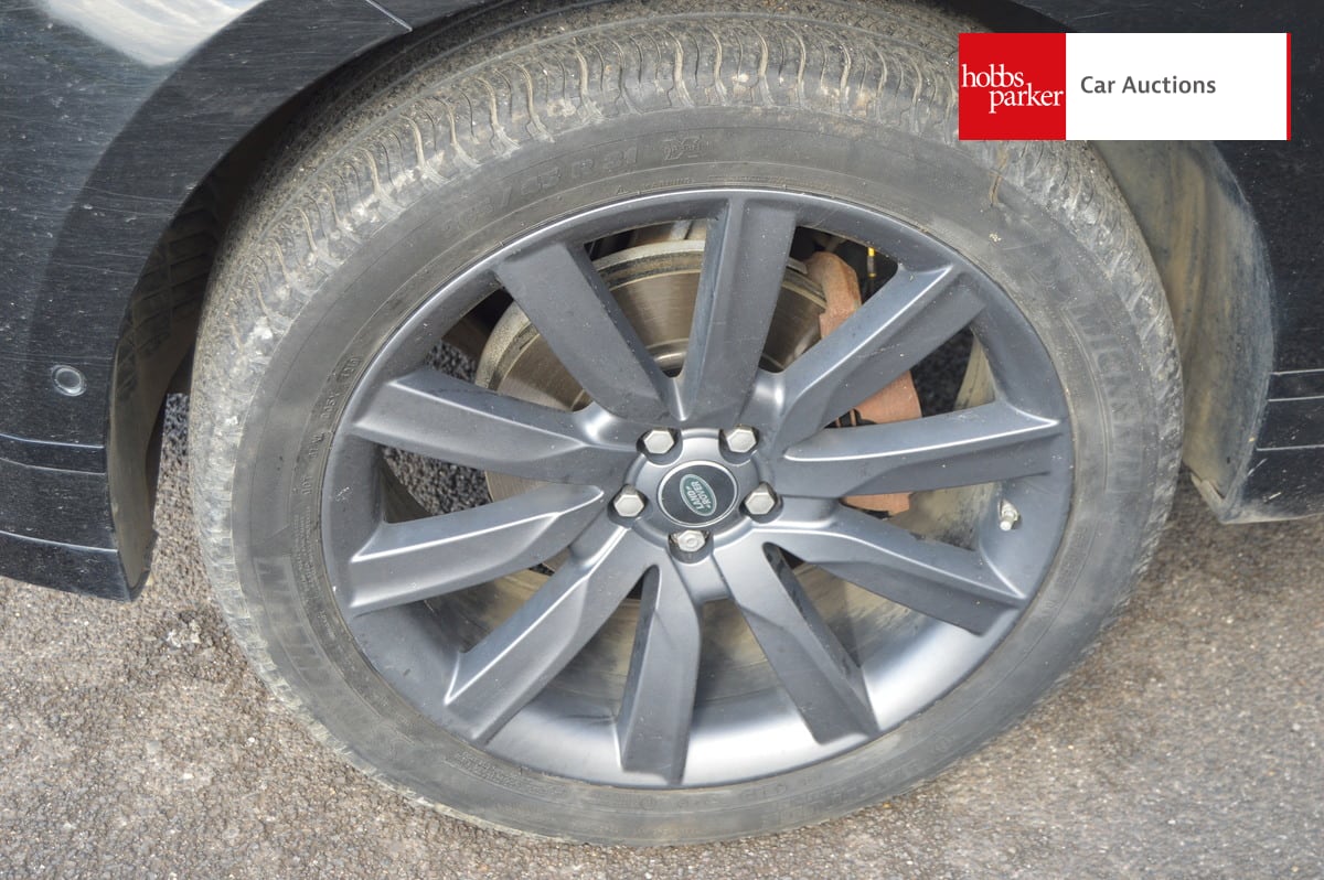 LAND ROVER RANGE ROVER VELAR R-DYN HSE D240 A image 9