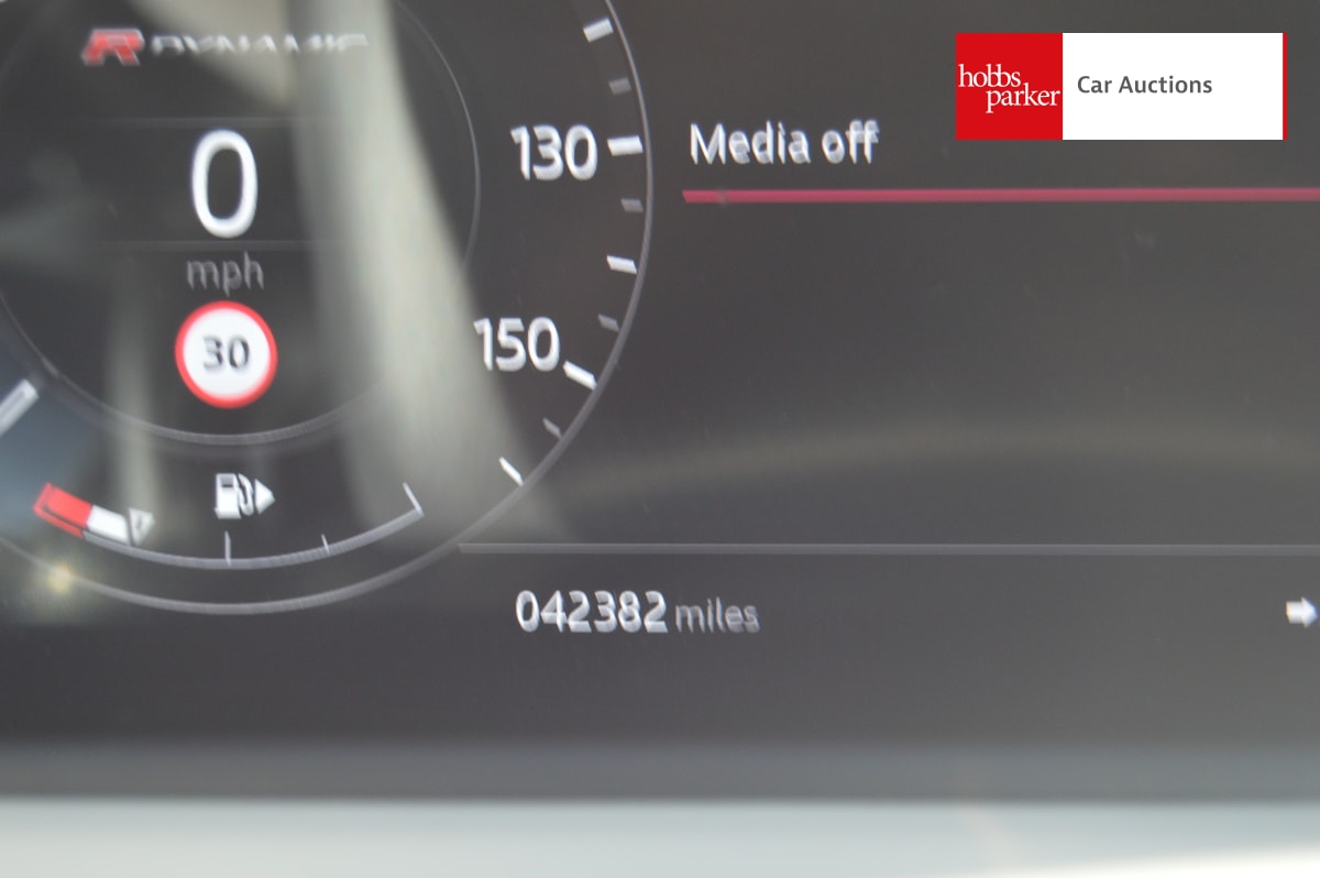 LAND ROVER RANGE ROVER VELAR R-DYN HSE D240 A image 17